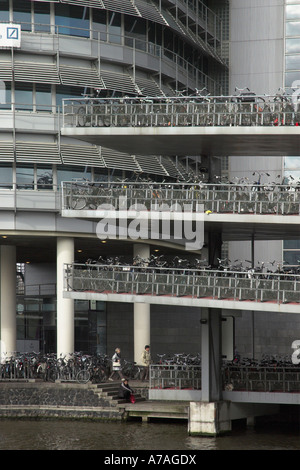 Le bike park de plusieurs étages de la gare centrale d'Amsterdam Banque D'Images