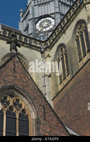 Jusqu'à à l'église Saint-bavon massive à Haarlem en Hollande Banque D'Images