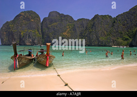 Long Tail Boats, Ko Phi Phi Ley, Maya Bay, la mer d'Andaman, la province de Krabi, Thaïlande du Sud, en Asie du sud-est Banque D'Images