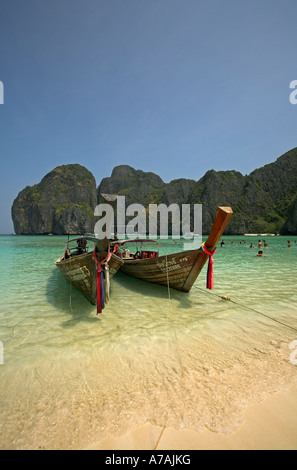 Long Tail Boats, Ko Phi Phi Ley, Maya Bay Krabi Thailande Banque D'Images