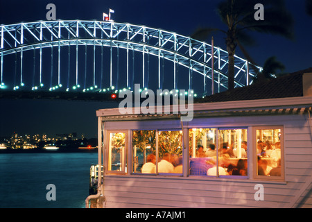 'Sails' restaurant à MCMAHON Point sur Lavender Bay dans le nord de Sydney avec Harbour Bridge at night Banque D'Images