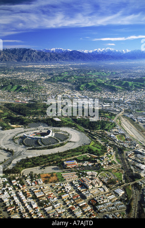 Vue aérienne du centre-ville de Los Angeles avec des montagnes San Gabriel et le Dodger Stadium Banque D'Images