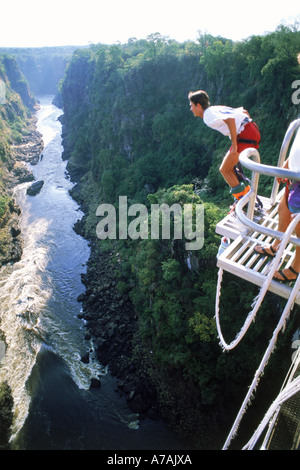 Bungy Jumping off 152 mètres de haut pont de Victoria Falls au-dessus de la rivière Zambèze entre la Zambie et le Zimbabwe Banque D'Images