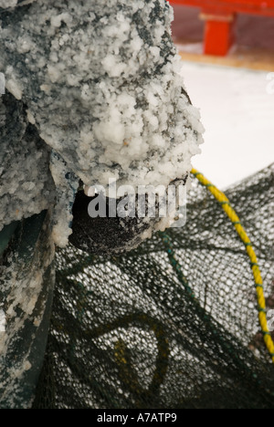 La pêche de l'éperlan dans la glace sur une froide journée d'hiver le gel sur la baie de Miramichi, Nouveau-Brunswick Banque D'Images