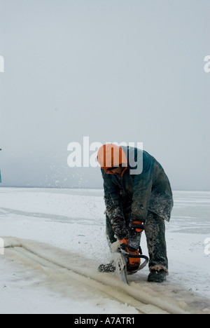 La pêche de l'éperlan dans la glace sur une froide journée d'hiver le gel sur la baie de Miramichi, Nouveau-Brunswick Banque D'Images