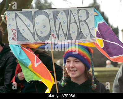 Les jeunes manifestant avec pas de guerre affiche de 2003 arrêter la guerre RAF Fairford Gloucestershire UK Banque D'Images