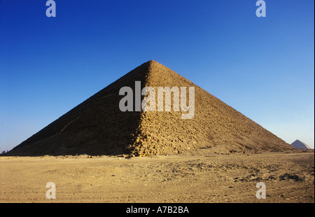 Pyramide rouge de Sneferu à Dahshur, Egypte. Archéologie ancienne. Banque D'Images