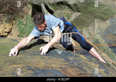 L'homme l'escalade à Baildon Bank dans le West Yorkshire Angleterre UK Banque D'Images