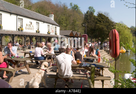 Les gens qui boivent au Black Rabbit Pub , South Stoke on the River Arun près d'Arundel, West Sussex, Angleterre, Royaume-Uni Banque D'Images