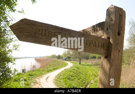 Randonneurs marchant le long du sentier à côté de la rivière des marées Arun près de South Stoke, Arundel, West Sussex, Angleterre, Royaume-Uni Banque D'Images