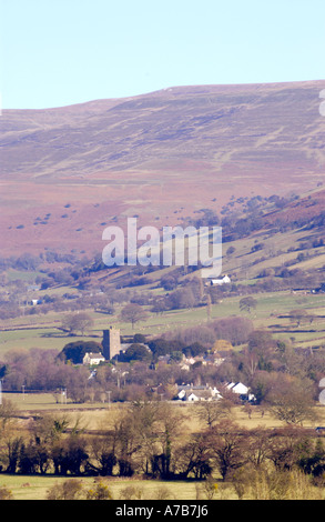Vue vers le village de Cwmdu près d'Abergavenny dans le parc national de Brecon Beacons Powys Pays de Galles UK Banque D'Images