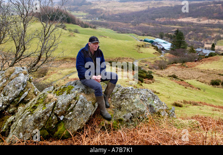 Éleveur donnant sur sa terre et ferme, souffre encore des effets de retombées radioactives dans le Nord du Pays de Galles Snowdonia , Banque D'Images