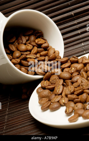 Café en grains s'échappant d'une tasse Banque D'Images