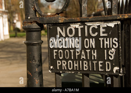 Gros plan de No cycling interdit sur le panneau de chemin de pied sur la porte métallique Angleterre Royaume-Uni Grande-Bretagne Banque D'Images