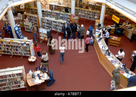 L'intérieur de la bibliothèque, Weymouth, Dorset Angleterre UK Banque D'Images