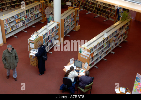 L'intérieur de la bibliothèque, Weymouth, Dorset Angleterre UK Banque D'Images