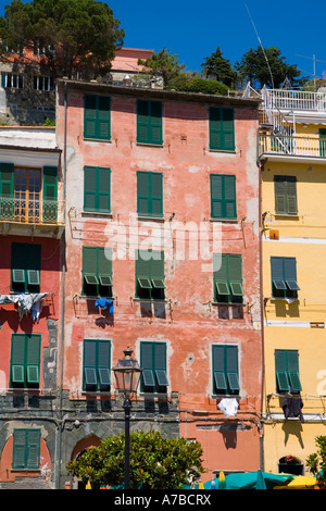 Scène de Vernazza l'un des cinq villages des Cinque Terre Banque D'Images