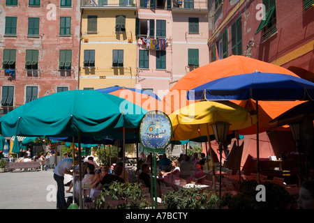 Scène de Vernazza l'un des cinq villages des Cinque Terre Banque D'Images