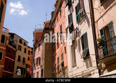 Scène de Vernazza l'un des cinq villages des Cinque Terre Banque D'Images