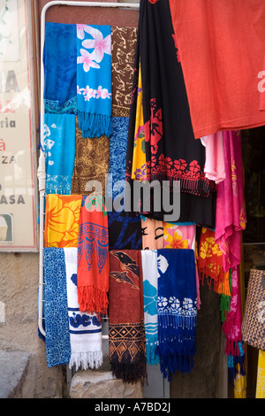 Serviettes colorées à vendre à l'extérieur de l'atelier à Manarola l'un des cinq villages de la zone du Parc National des Cinque Terre Italie Banque D'Images