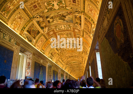 Plafond de Vatican Museum gallery brille plus de chefs de la foule des visiteurs du Vatican Rome Été 2006 Banque D'Images