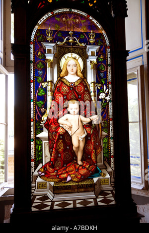 L'image du vitrail de la Vierge et l'enfant Jésus contre rétroéclairé de fenêtre Gallery au Musée du Vatican Vatican Rome Banque D'Images