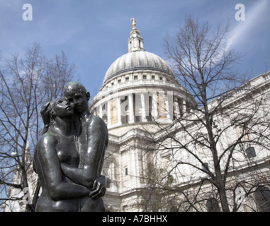 Les jeunes amoureux sculpture par Georg Ehrlich en face de la Cathédrale St Paul Banque D'Images