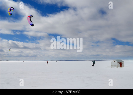 Windriders à Kitebeach sur le lac Simcoe, Ontario Canada Banque D'Images