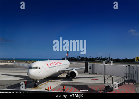 International jet arrivant à l'Aéroport Princess Juliana à St Maarten Banque D'Images