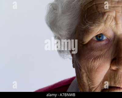 Vieille femme âgée moitié face âge âge âge oeil isolant L'œil pensif du coronavirus Covid-19 vulnérable concernait le visage du pensionné âgé dame Banque D'Images