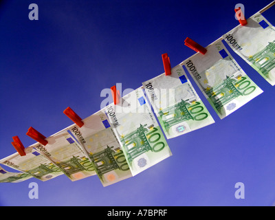 EUROS NOTE 100's CONCEPT CIEL BLEU des nouveaux billets fixé de haut vol dans une ligne contre un ciel bleu ensoleillé Banque D'Images