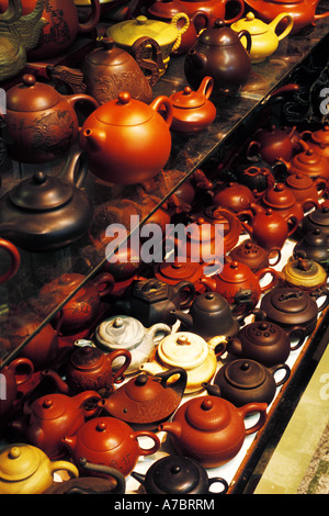 Vieil homme théières Yixing dans un magasin d'artisanat, yingge, Taiwan Banque D'Images