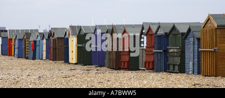 Rangée de cabines de plage Hayling Island enfermé pour l'hiver Banque D'Images