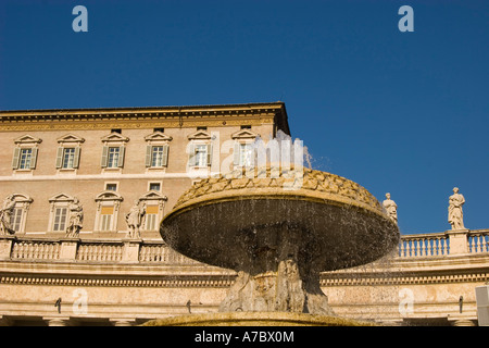 Fontaine, piazza San Pietro, Rome, Italie, Europe, tourisme, vatican, pape, fenêtre, monument de l'eau, statues, colonnes, ciel, Banque D'Images