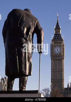 London City of westminster Parliament Square statue de Sir Winston Churchill avec Big Ben au-delà Banque D'Images