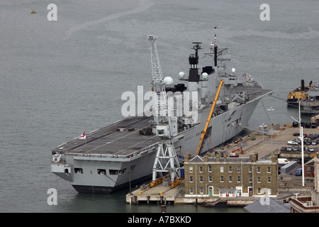 Royal Navy porte-avions HMS Illustrious assis à son poste à quai à Portmouth Cour maritime Le port de Portsmouth Banque D'Images