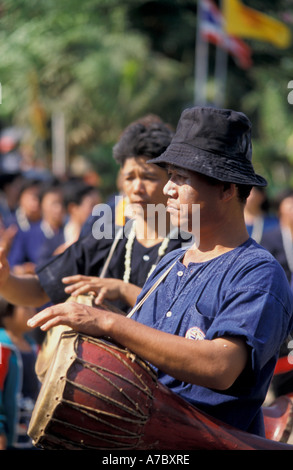 Batteur thaïlandais dans le cadre de nouvel an thaïlandais Songkran festival en Thaïlande du nord Banque D'Images