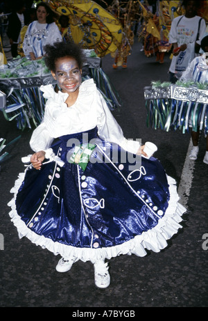 London Notting Hill Carnival jeune habillé et prendre part au défilé Banque D'Images