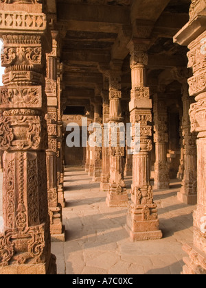 Des piliers sculptés dans le cloître de la mosquée Quwwat Islam d'interface utilisateur dans le complexe de Qutb Minar. Asie Inde New Delhi Banque D'Images