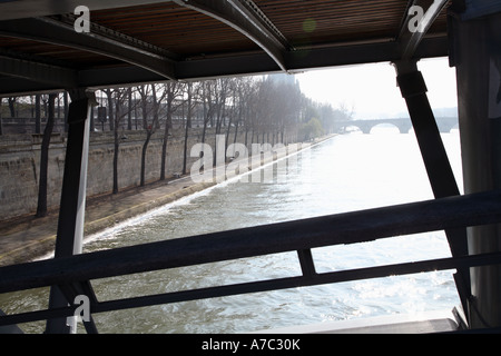 Promenade sur les rives de la Seine dans les environs de le jardin des Tuileries et les Invalides à Paris, France, Europe Banque D'Images