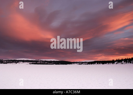 Coucher de soleil sur lac gelé la Norvège Sjusjoen Banque D'Images