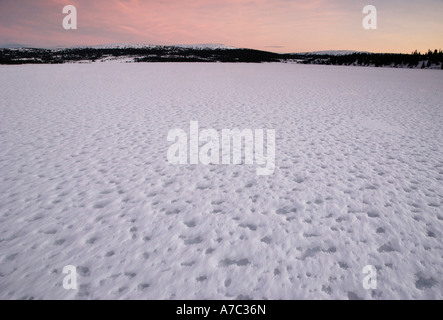 Coucher de soleil sur lac gelé la Norvège Sjusjoen Banque D'Images