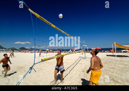 Volley-ball sur la plage, à Copacabana, Rio de Janeiro Banque D'Images