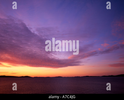 Coucher de soleil sur le Loch Broom et les Îles Summer de Rubha Cadail Banque D'Images