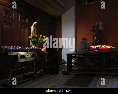 Bougies d'éclairage dans l'église St Whitefriars. Dublin Ireland Banque D'Images