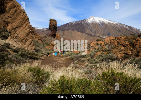 Roque Cinchado à Los Roques de Garcia et le Mont Teide en Parque Nacional del Teide Tenerife Espagne Banque D'Images