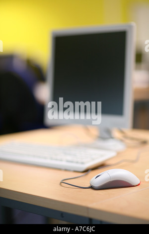 Télévision écran Moniteur de l'ordinateur et de la souris en grand bureau en espace ouvert, d'un écran vide, très peu de se concentrer Banque D'Images
