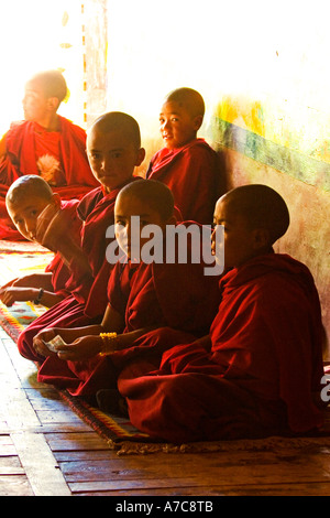 Jeunes moines et religieux de l'ordre Gelupa pendant Puja - Likir Gompa - Ladakh Himalaya Indien - Banque D'Images