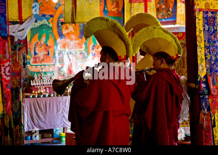 Jeunes moines et religieux de l'ordre Gelupa pendant Puja - Likir Gompa - Ladakh Himalaya Indien - Banque D'Images