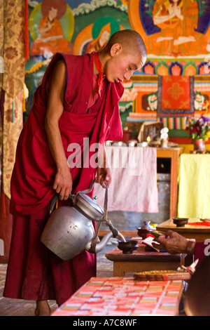 Jeunes moines et jeune moine puring plateau lors de la cérémonie - Ladakh Himalaya Indien - Banque D'Images